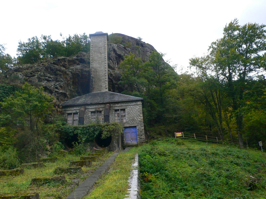 Escaleras de cemento que nos llevan al inicio de la vía ferrata 