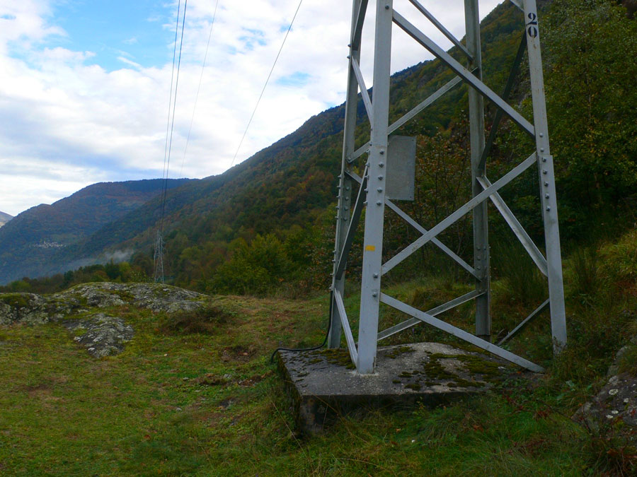 Señal amarilla en la torre de electricidad -buscamos el tramo equipado a la izquierda- 