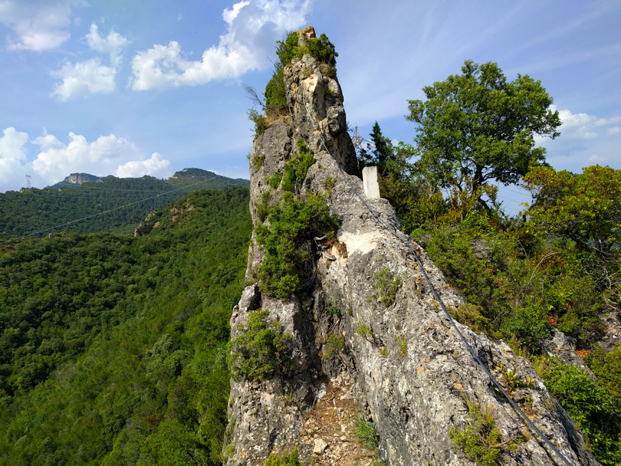 Pasos incómodos en la cresta -hay varios durante el itinerario- 