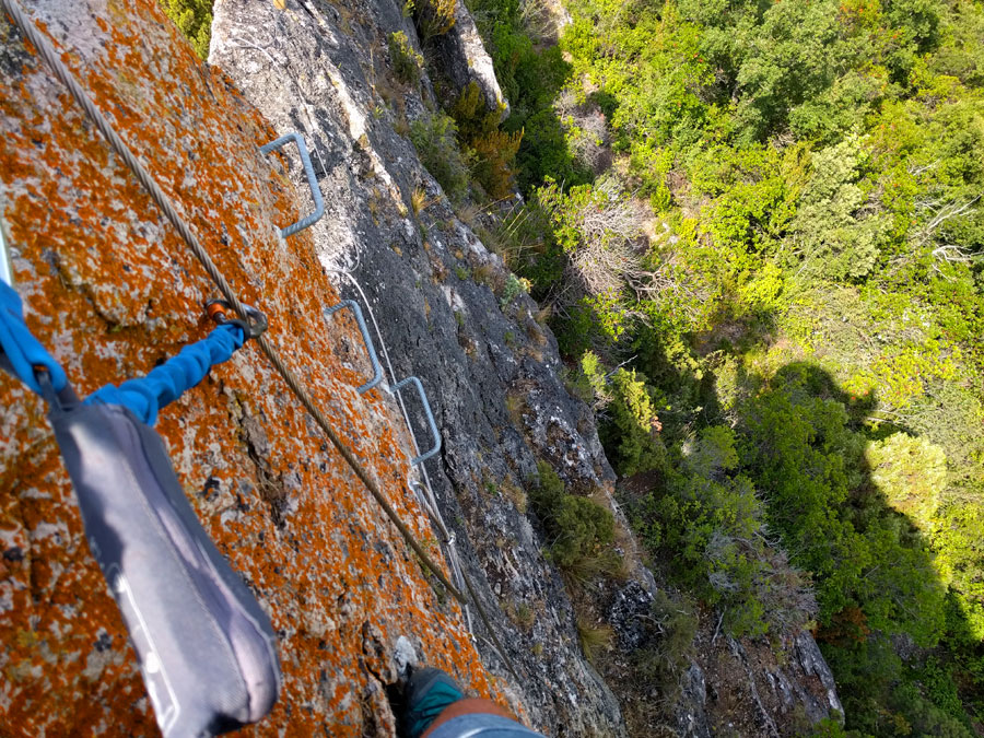 Corto destrepe con grapas 