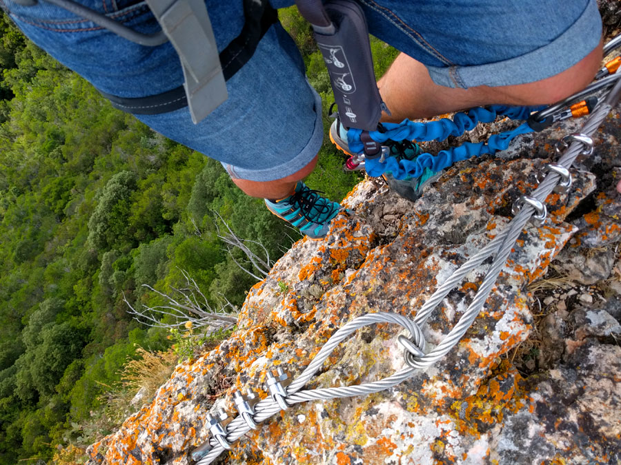 La cresta es tan fina que casi solo cabe el cable de vida 