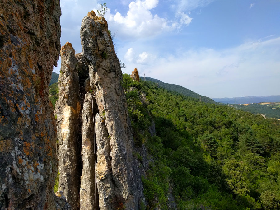 La cresta sigue subiendo y bajando -hay pocas grapas aquí- 