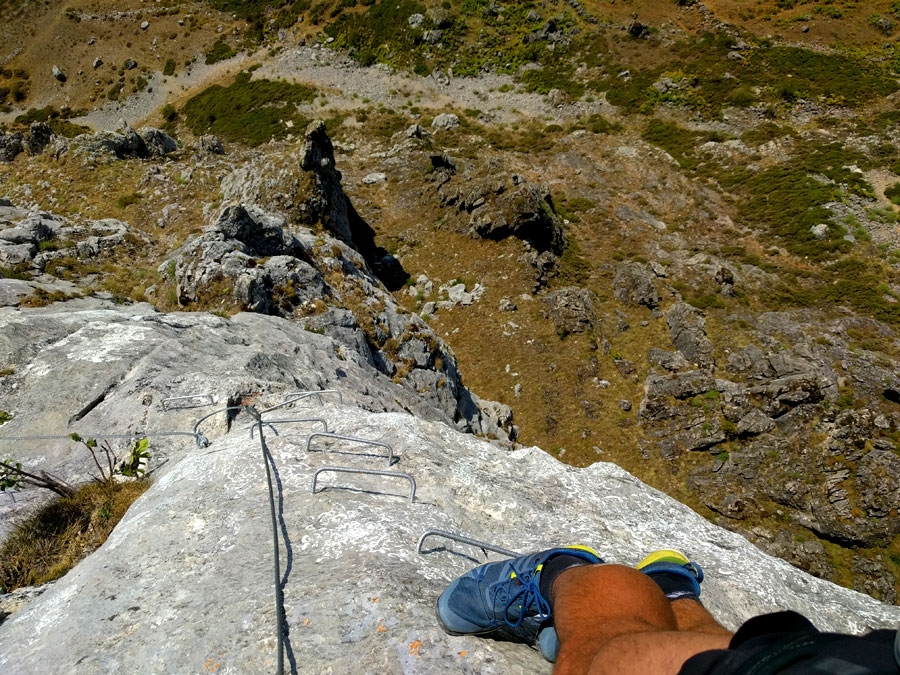 Vista hacia abajo del espolón aéreo -paso evitable por un escape- 