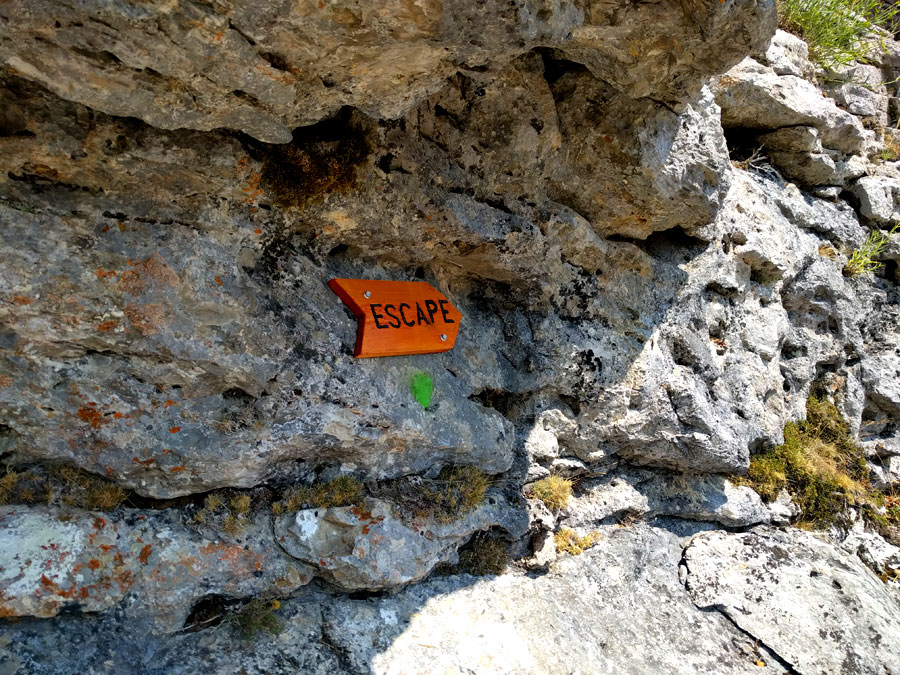 Escape señalizado para evitar el desplome por la derecha 