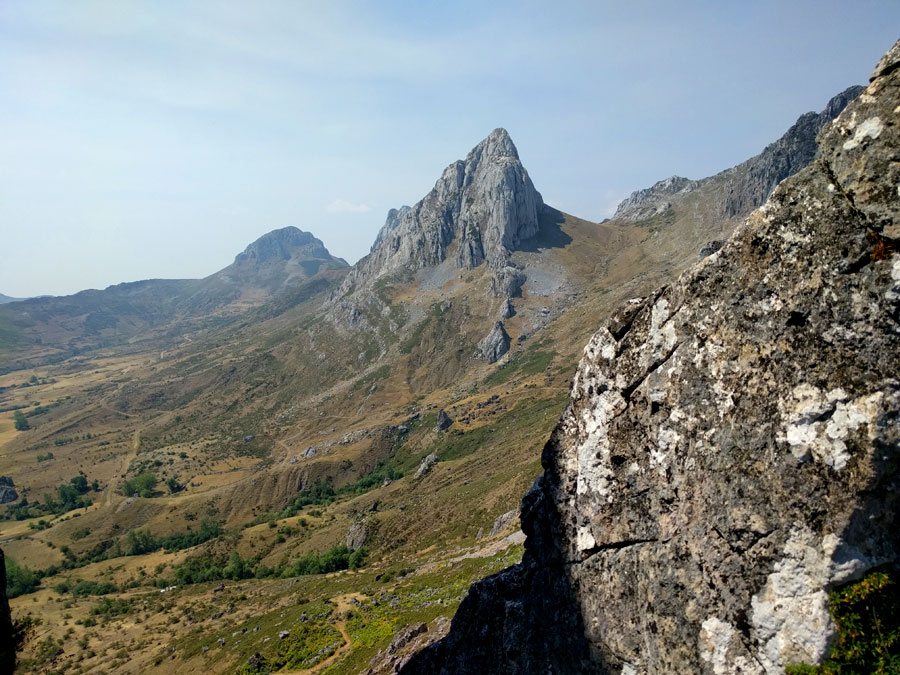 Vista de la Peña Barragana desde la cima de la vía ferrata 
