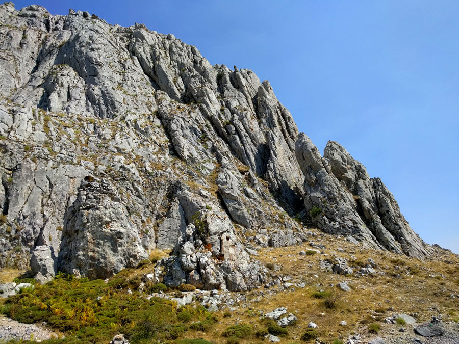 Al pie de las paredes donde se inicia la vía ferrata 