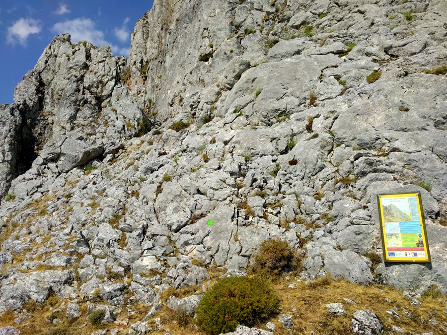 Panel informativo al inicio de la vía ferrata 