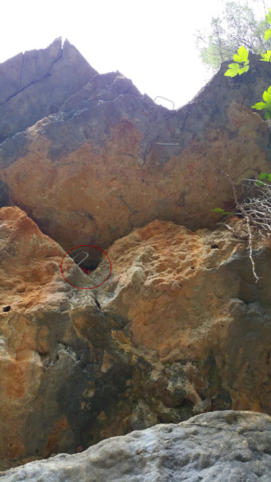 Detalle del teléfono rojo (señalado con el círculo rojo - solo usar en caso de emergencia) en el sector extremadamente difícil 