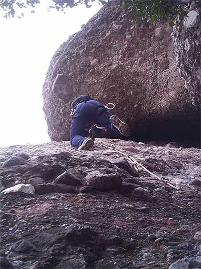 En este paso vertical treparemos con la ayuda de una cuerda sin anclajes de seguridad (2006) 