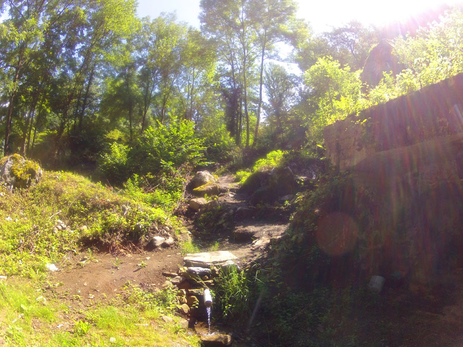 A la izquierda del plafón informativo subimos por unas escaleras 