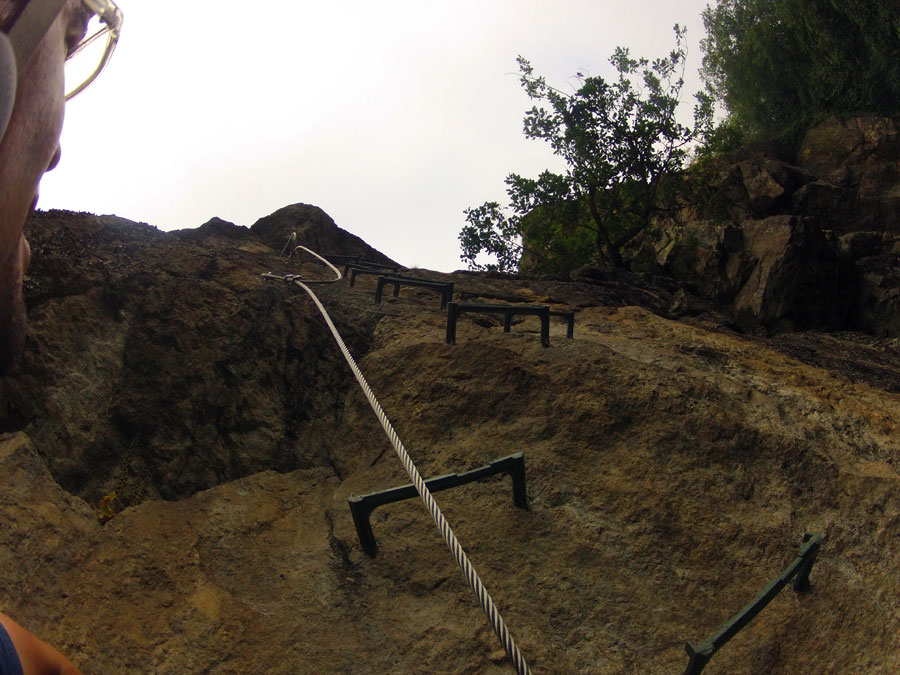 Vista hacia arriba de un paso desplomado 