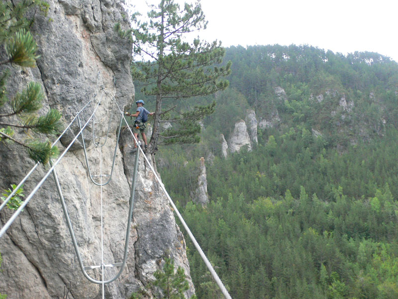 Puente tibetano con equipación reforzada 