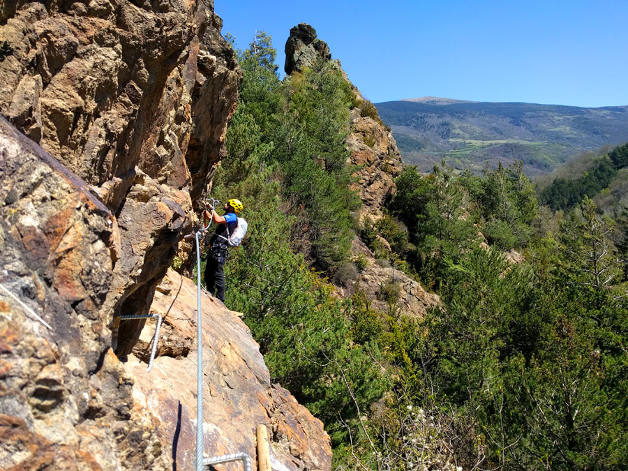 Salimos del flanqueo con una tramo vertical de grapas 