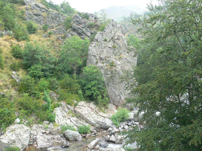 Tirolina que cruza el río 