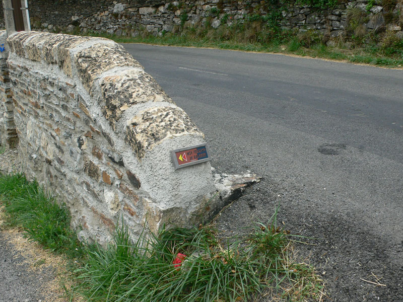 Indicadores a la vía ferrata en la carretera D907 