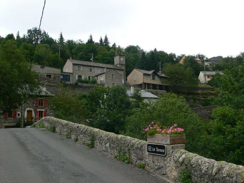Cruzamos el río Le Tarnon y dejamos atrás el pueblo de Rousses 