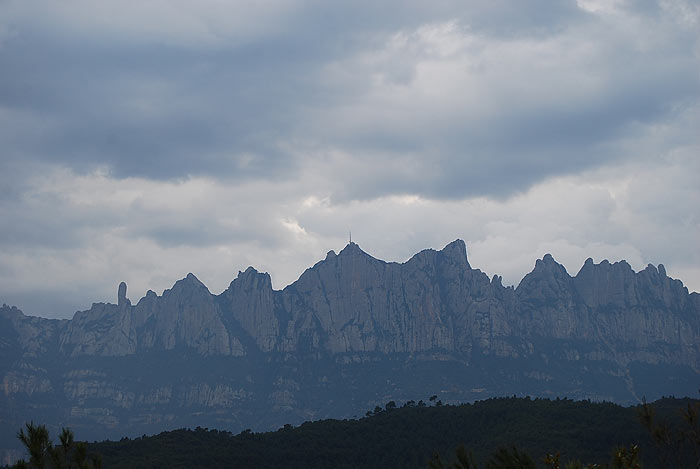 Durante el camino tenemos vistas cercanas al macizo de Montserrat 
