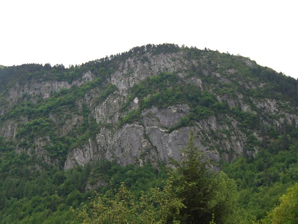 Pared por la que transcurre la ferrata norte. Sigue más o menos la mancha blanca de la pared 