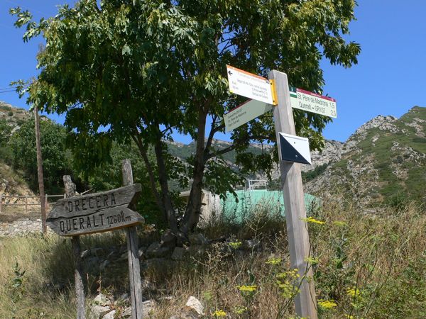 A las afueras de Berga indicadores al Santuario de Queralt 