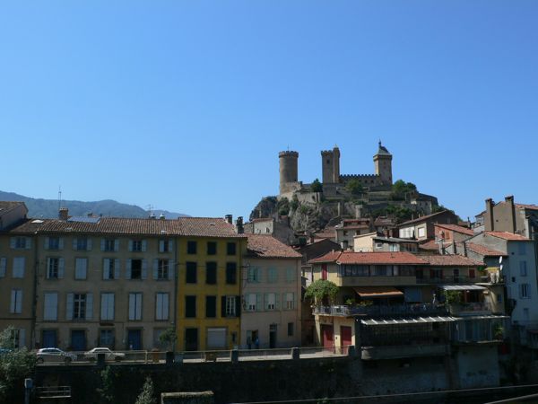 El castillo de Foix desde el río 