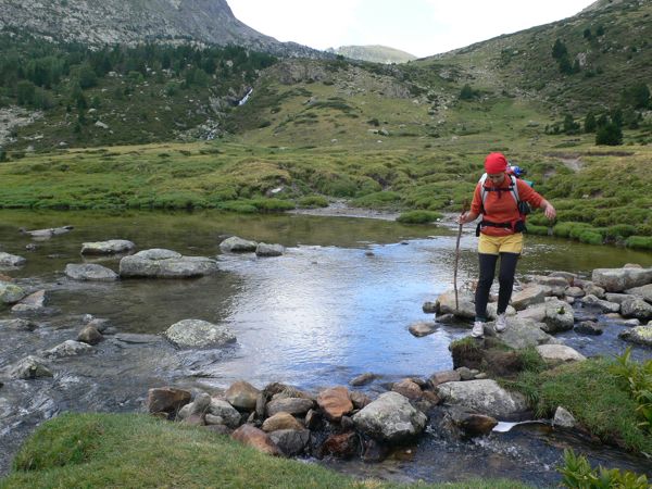 Bajando el valle de Campcardós junto a l estany Gros 