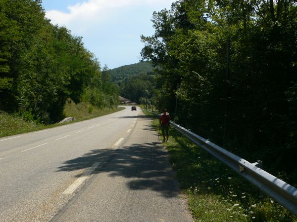 Siguiendo por un corto tramo asfaltado de carretera nacional 