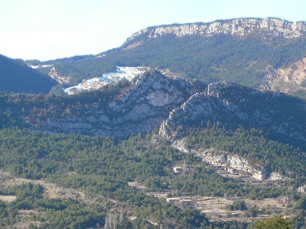 Vamos cerrando el camino - aquí con vistas hacia la zona de la ferrata de les Roques d