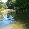 Con el agua por las rodillas en la riera de Merlès / Blog · Senderismo durante el embarazo 