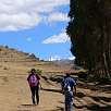 De camino a la laguna Papacocha vemos el nevado Pariacaca / Ruta a pie Cascadas de Vilca 
