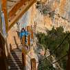 Subiendo por la segunda pasarela / Ruta a pie Camino natural de Montfalcó al congost de Mont-rebei 
