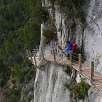 Bajada vertiginosa en la primera pasarela / Ruta a pie Camino natural de Montfalcó al congost de Mont-rebei 