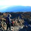 Seguimos el único sendero posible - de bajada vamos reconociendo el camino que hemos subido de madrugada - / Ruta a pie El Teide 
