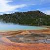 La vista parcial que se ve desde las pasarelas -atrás se ve la loma a la que subiremos para disfrutar de buenas vistas- / Ruta a pie Yellowstone | Grand Prismatic Spring 