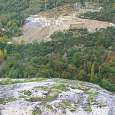 En la cima de la vía ferrata mirando a la cantera 
