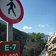 Presa de Arguis y señal de tráfico (© Montes para todos) 