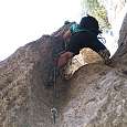 Trepando por la salida de la vía ferrata. Buenos agarres para los pies pero sin grapas en un tramo vertical de unos 12 metros. 