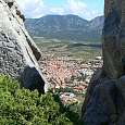 El pueblo se deja ver entre las rocas 