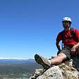 Descansando en la cresta con vistas al Pirineo 