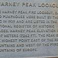 Placa en la cima de Harney Peak -con una leyenda poco fiable- 
