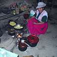 1. En el poblado nos prepararon la cena y el desayuno. Al fondo corrían unos pequeños cuis 