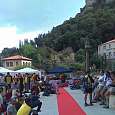 La llegada es un desfile por la alfombra roja - curioso contraste dada la pinta que llevamos- 