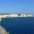 Acantilados de Bonifacio y al final la isla de St. Antoine nuestro objetivo 