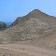 Vista a la zona del cementerio pre-inca -toda la ladera al pie del Cerro la Cruz esta repleta de fardos funerarios- 