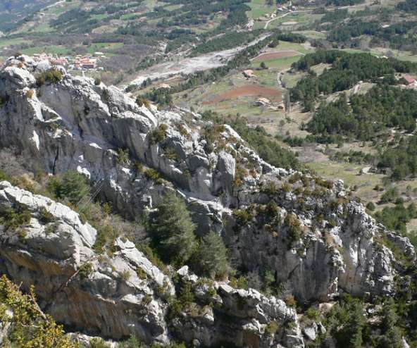 Vallcebre al fondo  y en primer plano las paredes por las que sube la vía ferrata de Cal Curt