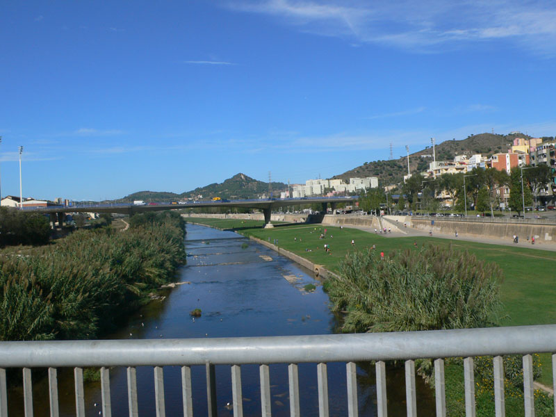 Salimos del Parc Fluvial del Besòs por el Passeig de Santa Coloma 