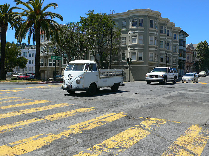 Antigua furgoneta Volkswagen en las laderas de San Francisco 