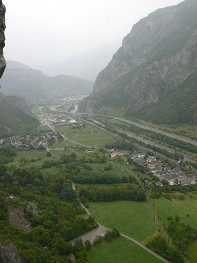 Vistas al valle de Maurienne. La esplanada de abajo con el coche blanco entre los árboles es el parquing 