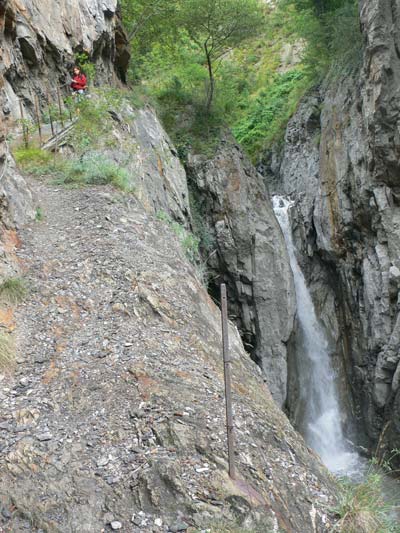Cascada junto al camino equipado de regreso 