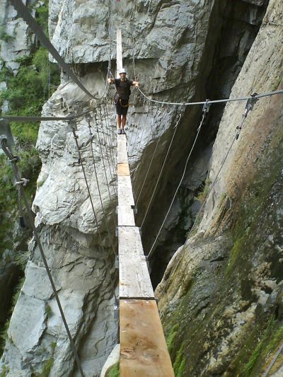 La pasarela y las escaleras colgantes al fondo 