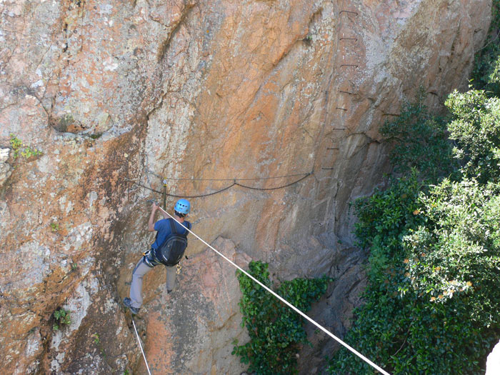 Cruzando el puente nepalí que nos acerca a la Torre 